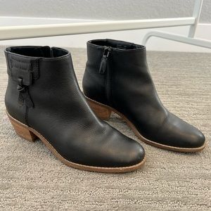 Woman’s Cole Haan boots- great condition!